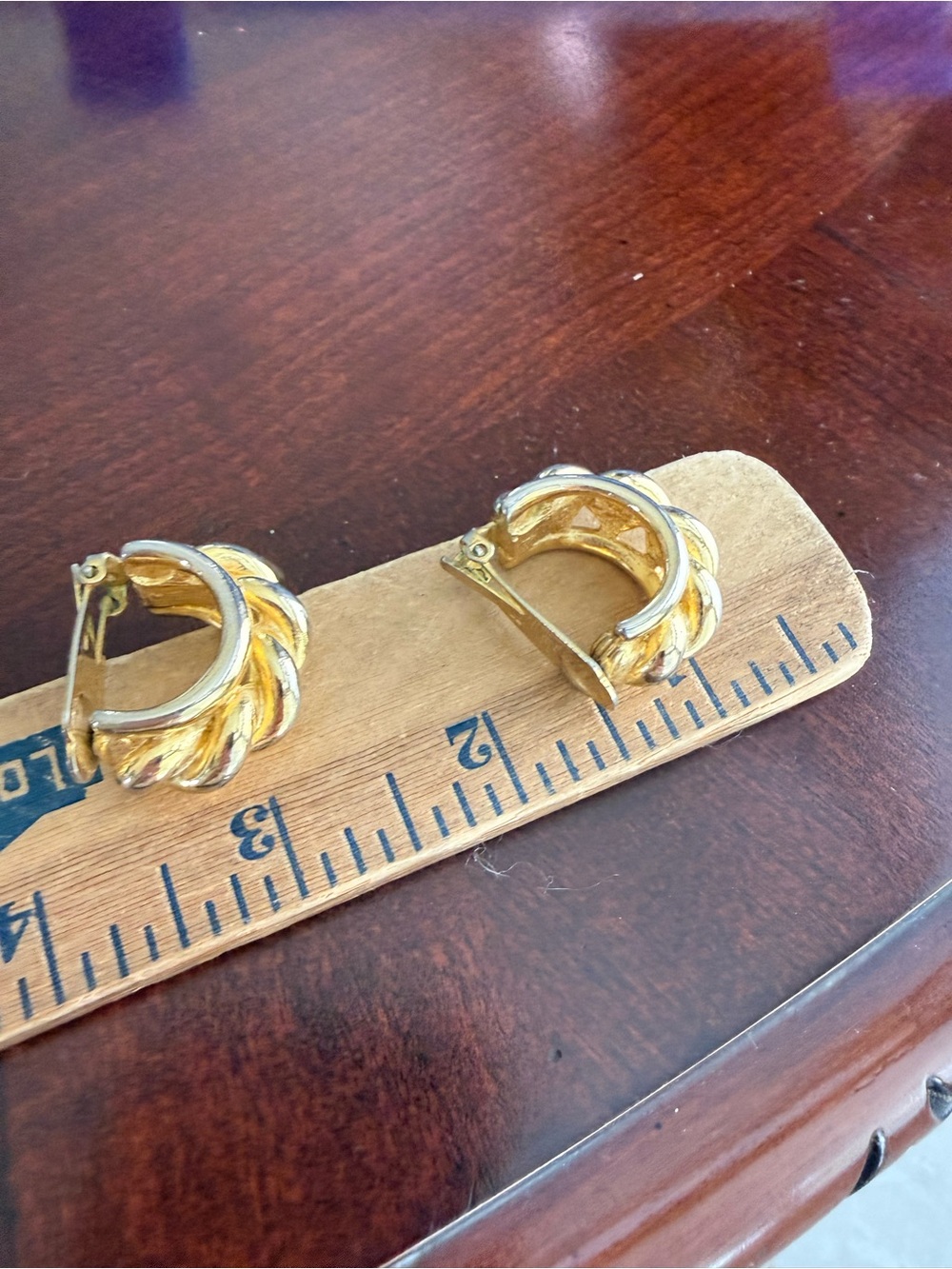 Vintage Gold Tone ClipOn Earrings - Picture 3 of 3
